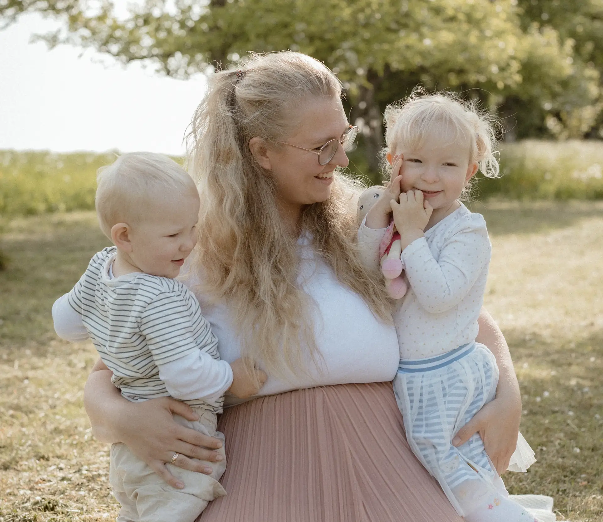 Stillberaterin mit ihren beiden Kindern auf einer Wiese im Hegau