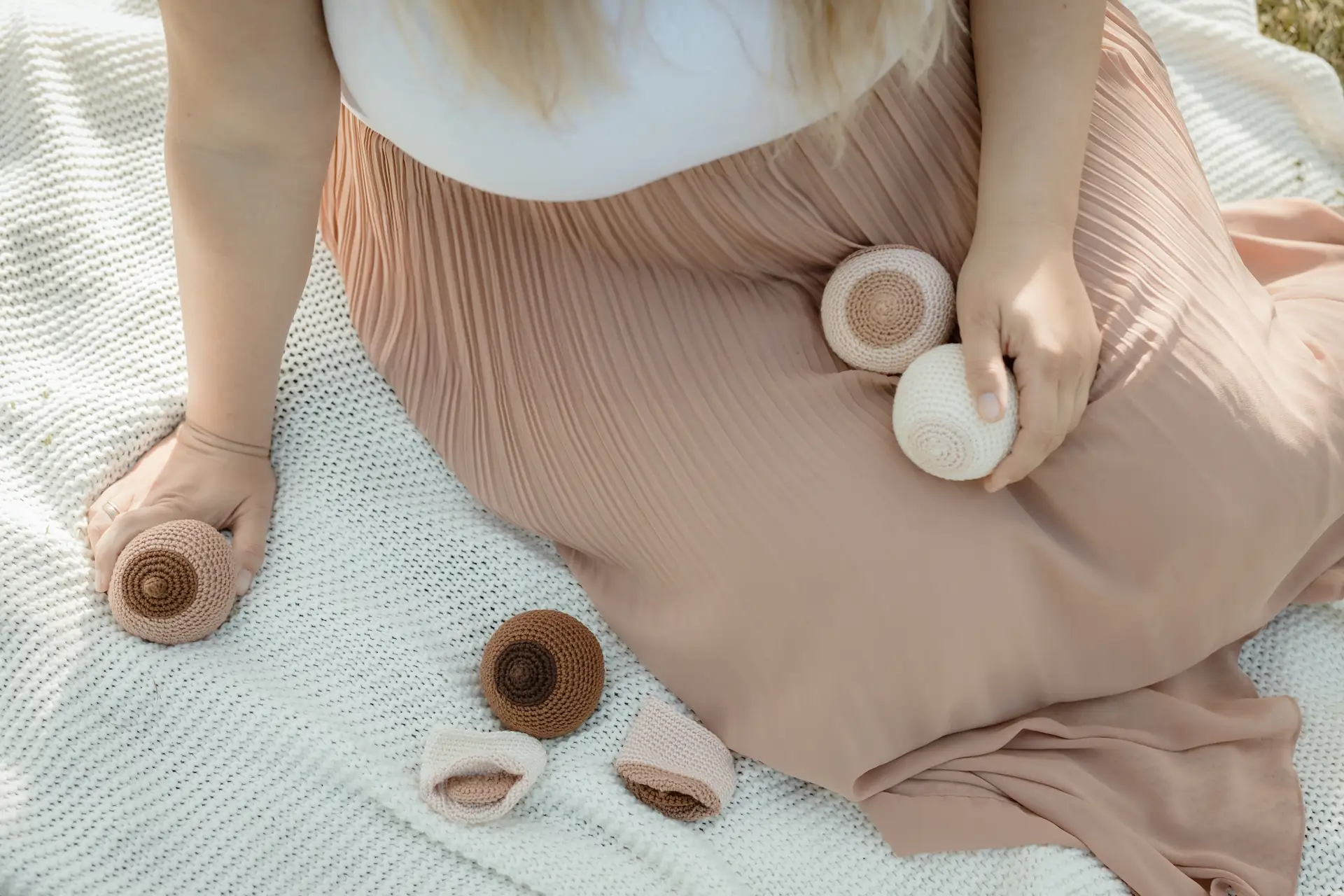 Eine Frau auf einer Decke im Stillvorbereitungskurs